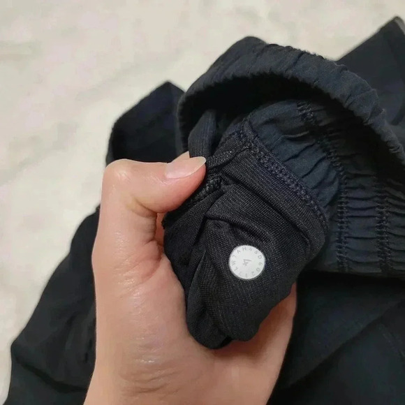 Lululemon Seek The Heat Short II (2.5") Black W7AH4S - Picture 7 of 7